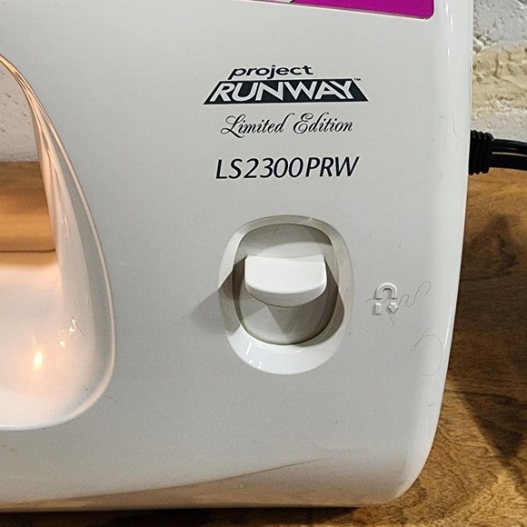 Brother Project Runway Limited Edition Sewing machine - Picture 2 of 6